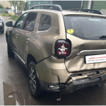 Spatele avariat al unei Dacia Duster fotografiat în service-ul auto Servtinicor din Fălticeni, înainte de începerea reparației.