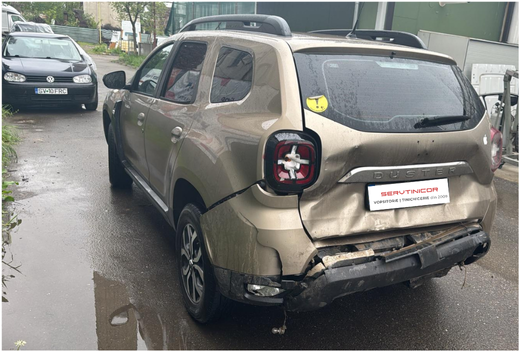 Spatele avariat al unei Dacia Duster fotografiat în service-ul auto Servtinicor din Fălticeni, înainte de începerea reparației.
